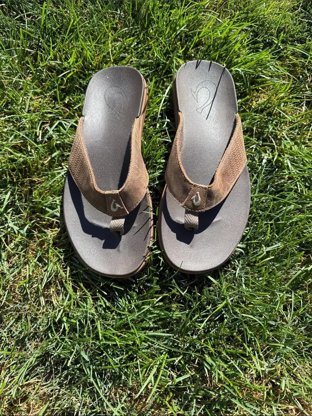 OluKai Men’s Brown Leather Thong Sandals